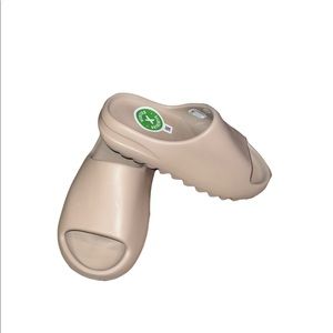 Yeezy slides (Adidas) color: Tan Size: 5 Uk